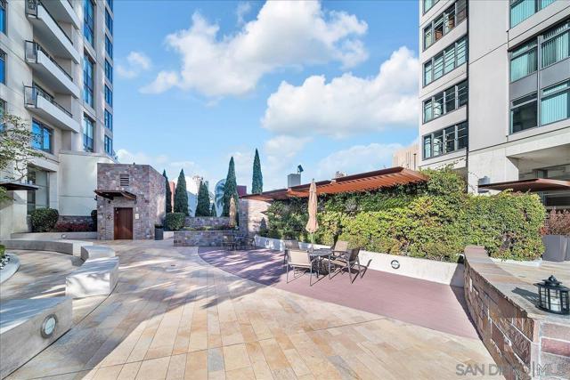 645 Front St, San Diego CA: https://media.crmls.org/mediaz/bf13f4c5-0c50-4d71-b461-dc72bafb8364.jpg