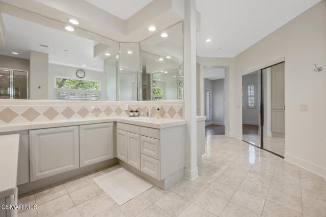 1615 Vista Oaks Way, Westlake Village CA: https://media.crmls.org/mediaz/bf149e4d-21b2-4d40-bc77-d2d80cf9c2bb.jpg