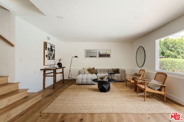 8381 Zitola Terrace, Playa del Rey CA: https://media.crmls.org/mediaz/bf15cf21-c1a2-4c73-83b5-70159a53c12b.jpg