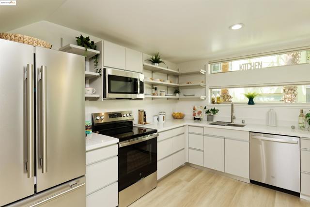 1201 Pine St, Oakland CA: https://media.crmls.org/mediaz/bf1658d7-238d-45c4-95f3-0406abda3b68.jpg