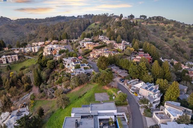 7041 DEVON WAY, Berkeley CA: https://media.crmls.org/mediaz/bf16bbd7-cc85-4542-a99e-772cfe39725d.jpg