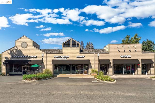 1515 Schenone Ct, Concord CA: https://media.crmls.org/mediaz/bf17684b-bd10-4244-aa00-50cb0a97ec10.jpg