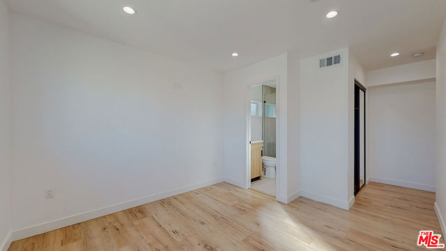14423 Califa Street, 1/2 photo 11