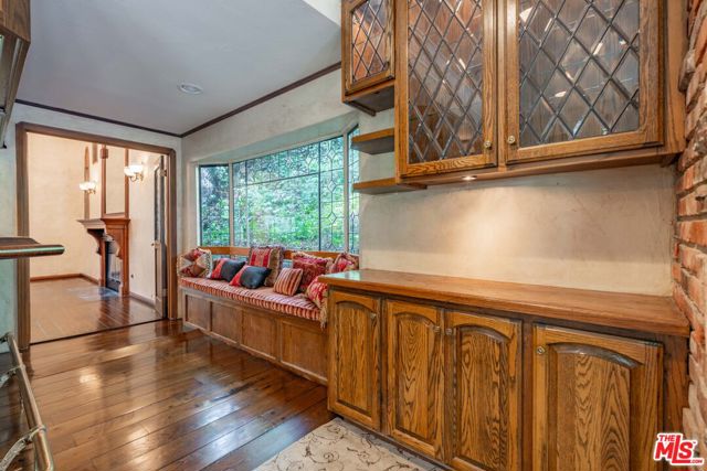 3041 E Chevy Chase Drive, Glendale CA: https://media.crmls.org/mediaz/bf178bff-abe8-4b74-bbfa-bbd61067517e.jpg