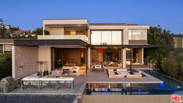 1305 Collingwood Place, Los Angeles CA: https://media.crmls.org/mediaz/bf18305f-e6fa-4291-9418-d73626cb6494.jpg