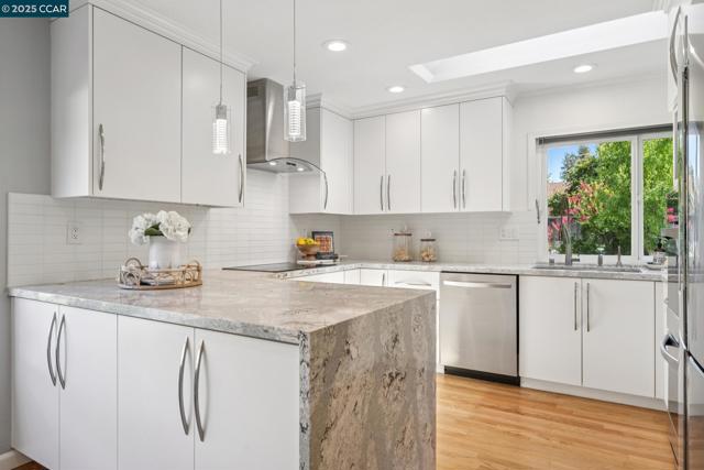 3245 Newport Court, Walnut Creek CA: https://media.crmls.org/mediaz/bf1984d7-58d8-4699-9577-fff439470d15.jpg
