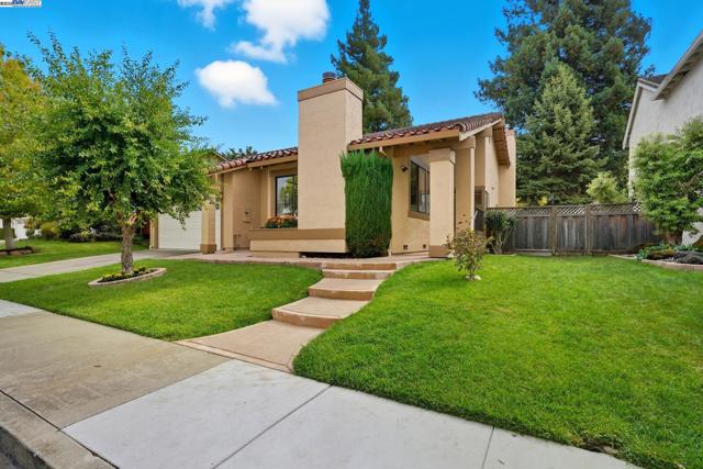 7444 Pecan Court, Pleasanton CA: https://media.crmls.org/mediaz/bf1a336e-04a6-4f7e-a48d-d9c66beb55ea.jpg
