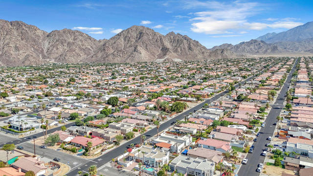 77440 Calle Ensenada, La Quinta CA: https://media.crmls.org/mediaz/bf1aa03d-ea56-4027-8ffd-77f3de151253.jpg