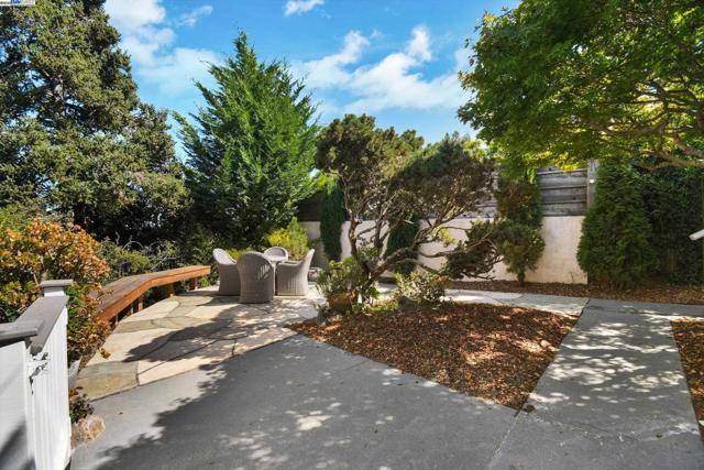 148 Auburn St, San Rafael CA: https://media.crmls.org/mediaz/bf1b4342-4e16-47a2-8c0e-c3d901e52652.jpg