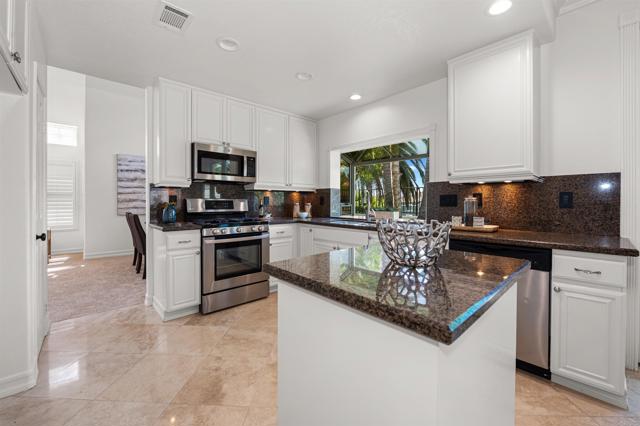 Detail Gallery Image 6 of 21 For 1173 Avenida Frontera, Oceanside,  CA 92057 - 3 Beds | 2/1 Baths