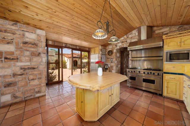 3928 La Cresta Way, Bonita CA: https://media.crmls.org/mediaz/bf1bb28b-0d4a-4705-9615-072ca84a1240.jpg