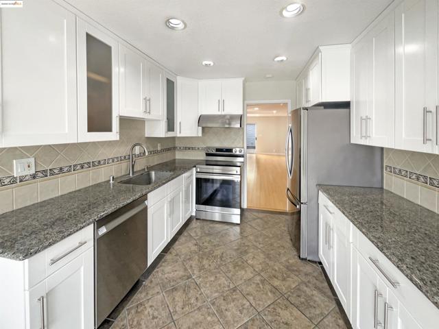 883 Calle De Verde, San Jose CA: https://media.crmls.org/mediaz/bf1d560d-b09a-4d96-8893-e0c7bd3e81a6.jpg
