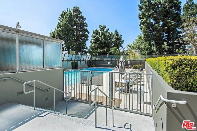2220 Avenue Of The Stars, Los Angeles CA: https://media.crmls.org/mediaz/bf1f0f38-4613-48f7-bc99-9f0bd0aac592.jpg