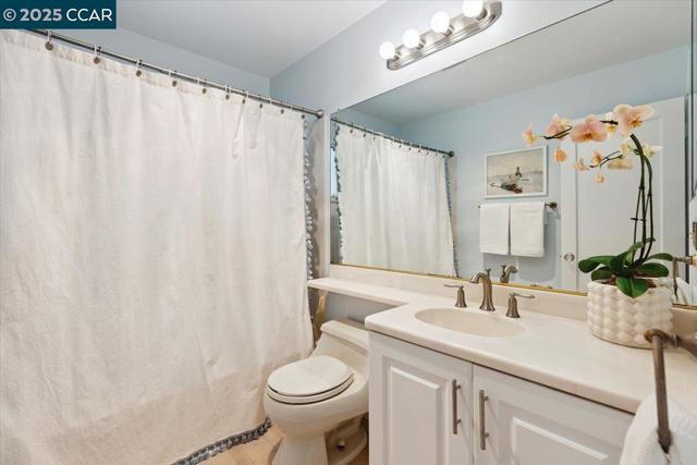 32 California Ave, Orinda CA: https://media.crmls.org/mediaz/bf1f8968-e8a9-4155-8c51-14cd05d1c1b3.jpg