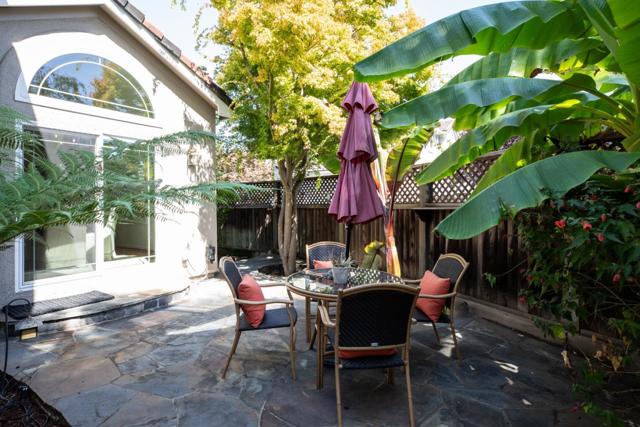 560 9th Avenue, Menlo Park CA: https://media.crmls.org/mediaz/bf2011ec-5ff1-47f1-88b5-e6762652b1c2.jpg