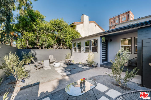 24 20th Avenue, Venice CA: https://media.crmls.org/mediaz/bf203841-dd71-4136-8a0c-46c3ca8b9b89.jpg