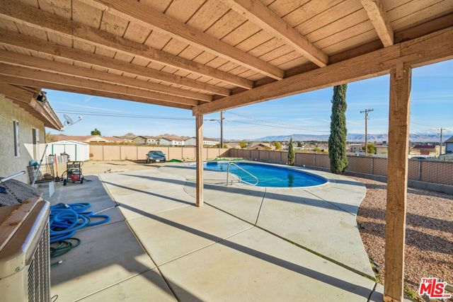 16185 Viho Road, Apple Valley CA: https://media.crmls.org/mediaz/bf206bfa-aeff-4f9c-9731-07542876ee67.jpg