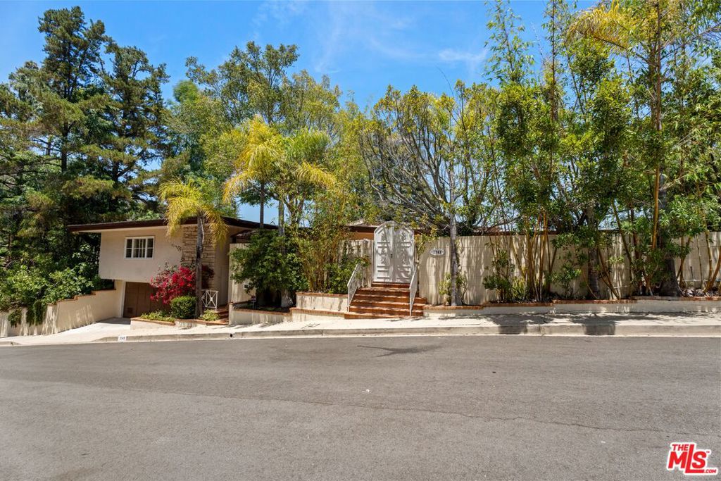 1743 Stone Canyon Road
