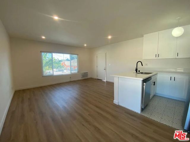 5115 Clinton Street, Los Angeles CA: https://media.crmls.org/mediaz/bf214030-f23e-4221-8866-797b06fb92a4.jpg