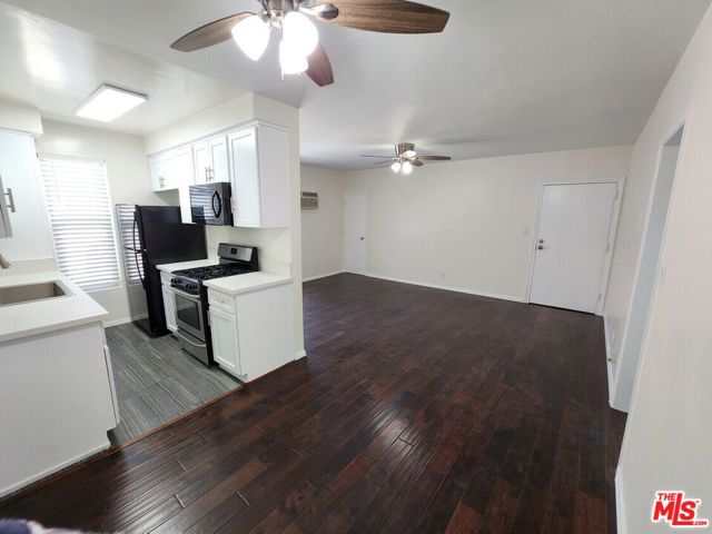 423 N Harvard Boulevard, Los Angeles CA: https://media.crmls.org/mediaz/bf216c95-e12d-478f-87f3-f146eda384c9.jpg