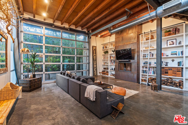 25 Brooks Avenue, Venice CA: https://media.crmls.org/mediaz/bf219c5b-cd7a-4833-bb7d-90c648b7409a.jpg