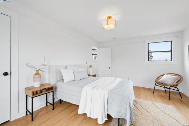 1572 Lincoln Ave, Alameda CA: https://media.crmls.org/mediaz/bf21c1e5-e8f9-44ad-8adc-72d98347bbc4.jpg