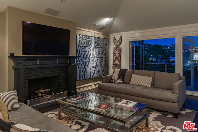 1612 Gilcrest Drive, Beverly Hills CA: https://media.crmls.org/mediaz/bf2286b8-9683-4f2e-86b7-7a001c039d2d.jpg