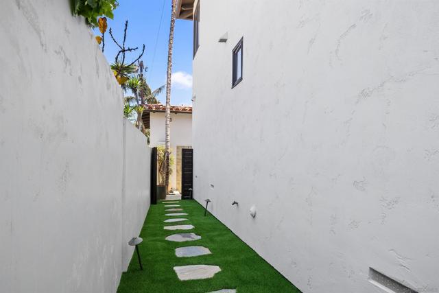 227 Neptune Ave, Encinitas CA: https://media.crmls.org/mediaz/bf22e654-decd-48c4-8a53-8a1b5f2ffa97.jpg