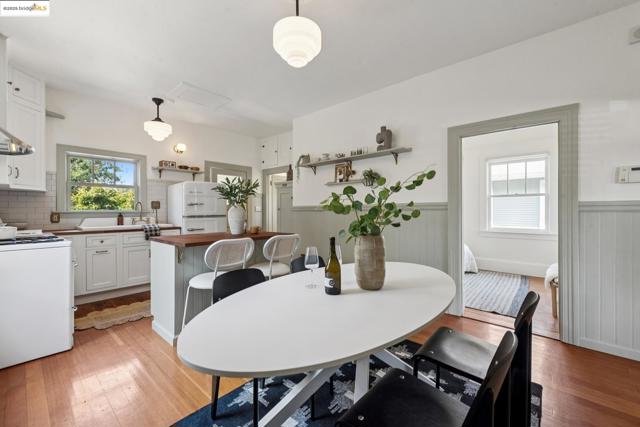 6521 Herzog St, Oakland CA: https://media.crmls.org/mediaz/bf246f48-13aa-4db6-b6dc-0a54364cd254.jpg