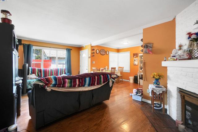 6133 Seminary Ave, Oakland CA: https://media.crmls.org/mediaz/bf24b06e-e5e4-479a-8ad6-ddd14249b9fd.jpg