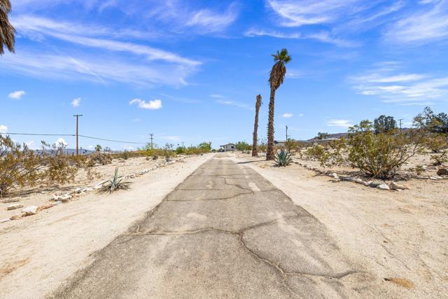 7648 Araby Avenue, 29 Palms CA: https://media.crmls.org/mediaz/bf2550af-270b-49dc-8fb8-1641e2af7b74.jpg