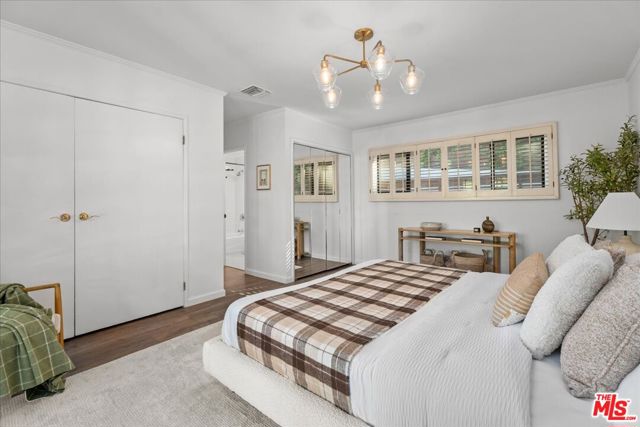 4104 Saugus Avenue, Sherman Oaks CA: https://media.crmls.org/mediaz/bf25a16c-4e7d-48f1-b44d-ca842adcccd0.jpg