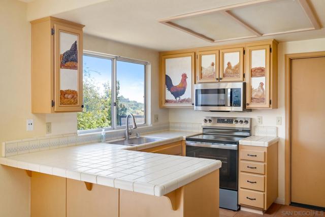 27301 Rowel Ct, Valley Center CA: https://media.crmls.org/mediaz/bf25c813-316c-4226-8889-0485cf548aaf.jpg