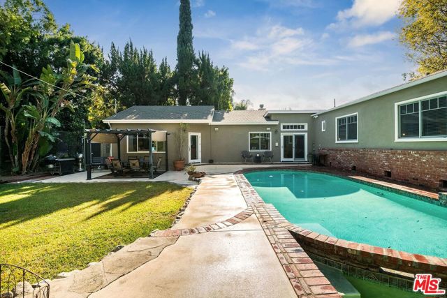 4538 Lemp Avenue, Studio City CA: https://media.crmls.org/mediaz/bf26c094-b580-4e14-a5f3-67f1ce31efc2.jpg