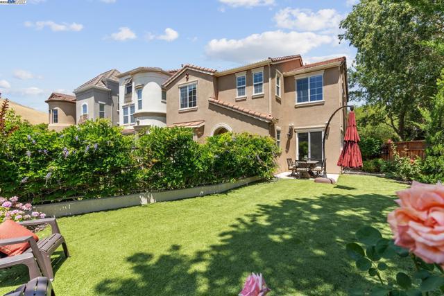 5989 Hillbrook Pl, Dublin CA: https://media.crmls.org/mediaz/bf26c148-09eb-4c02-9dae-585a49307eae.jpg