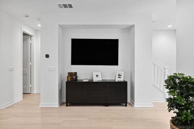 2581 Broom Ln, Carlsbad CA: https://media.crmls.org/mediaz/bf292960-b6f5-4d4f-8796-8555a509db03.jpg