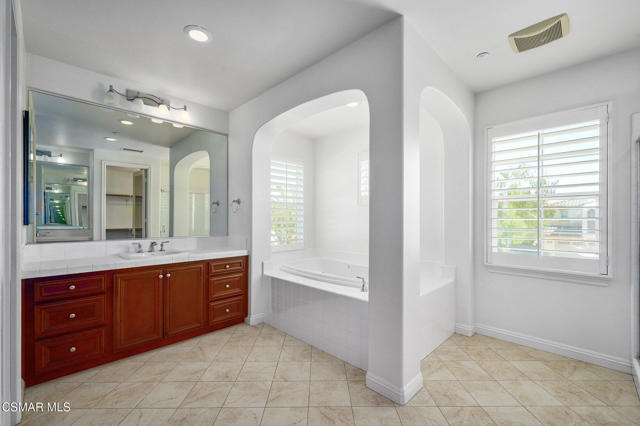 2079 Legacy Drive, Simi Valley CA: https://media.crmls.org/mediaz/bf2a23d7-6bd8-4ac9-a99e-52cdf7887255.jpg