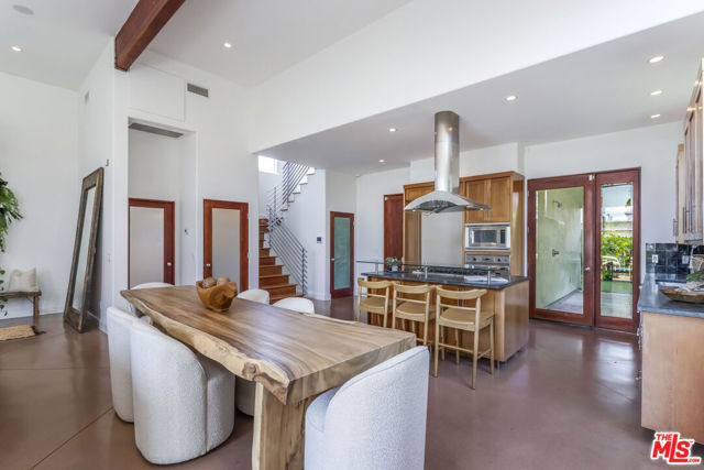 2336 Boone Avenue, Venice CA: https://media.crmls.org/mediaz/bf2a5ce8-b764-4e69-8b4e-fdb981b50962.jpg