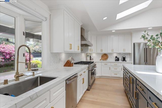 325 Crest Ave, Alamo CA: https://media.crmls.org/mediaz/bf2b276c-ee00-4146-9bd9-0f16e8e7aa10.jpg