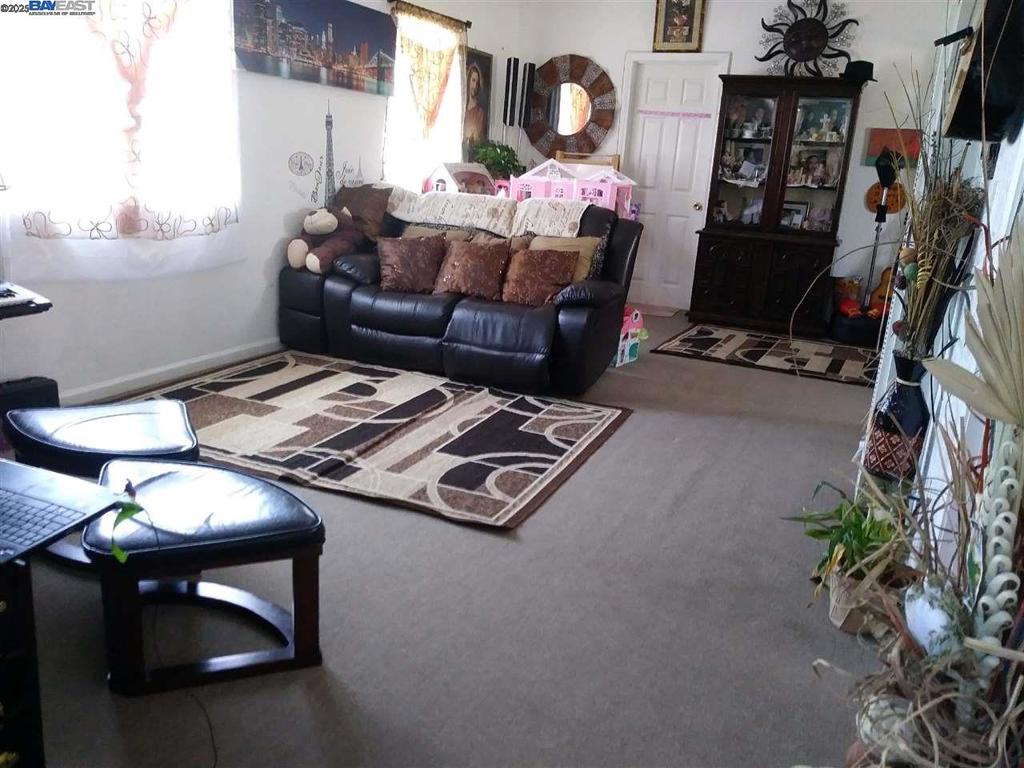 https://media.crmls.org/mediaz/bf2be7d3-6d0a-43e3-894d-281a0a32a613.jpg?preset=X-Large