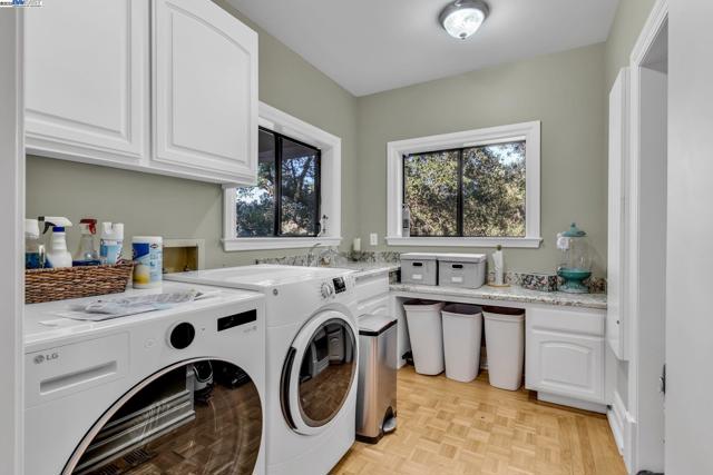 219 Valley Oaks Dr, Alamo CA: https://media.crmls.org/mediaz/bf2c13e7-8318-4f42-861e-29c2d67d58b2.jpg