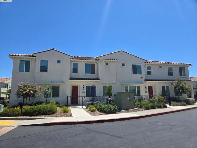 5301 E Commerce Way, Sacramento CA: https://media.crmls.org/mediaz/bf2c2d78-4921-40be-b8bb-0777a733e043.jpg
