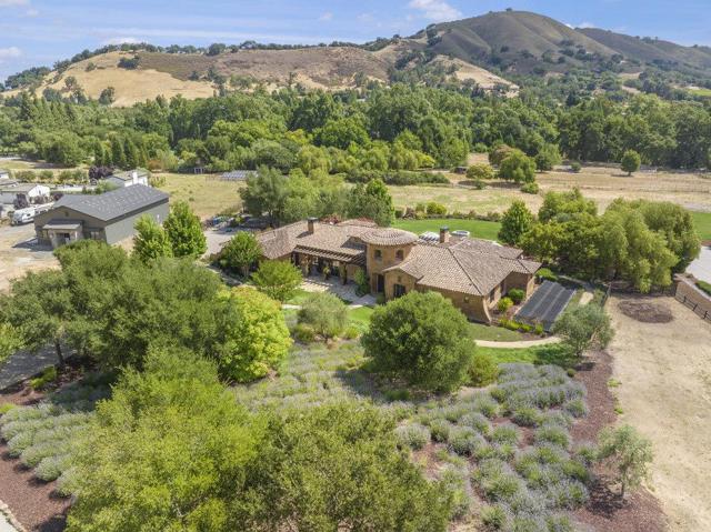 12240 Heritage Way, Gilroy CA: https://media.crmls.org/mediaz/bf2d21c6-7b05-4d0f-aef5-2ae9a9434f5f.jpg