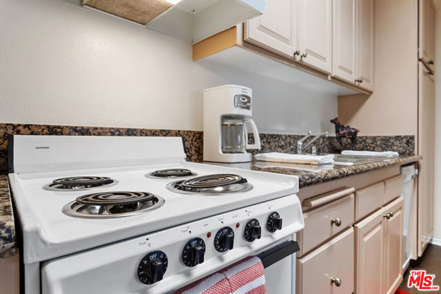 947 W 30th Street, Los Angeles CA: https://media.crmls.org/mediaz/bf2ebe31-4360-4213-bceb-cf1298480828.jpg
