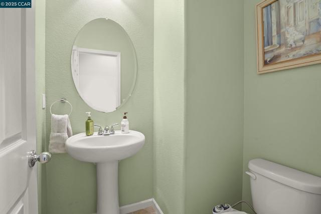 2536 Tomales Bay Dr, Bay Point CA: https://media.crmls.org/mediaz/bf2ec452-32f6-4ede-940b-57d2351ef9fc.jpg