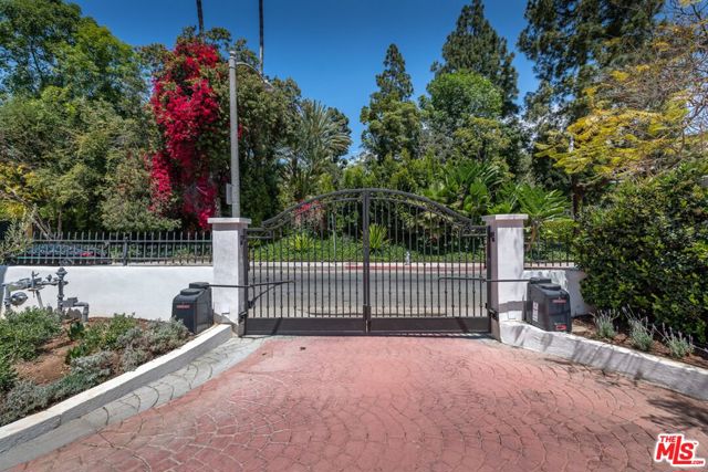 905 Hartford Drive, Beverly Hills CA: https://media.crmls.org/mediaz/bf2f5520-5d14-4277-b2f4-a358e10fb382.jpg
