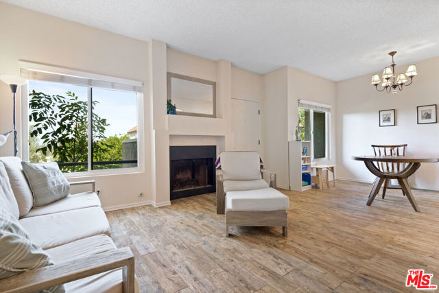221 McAfee Court, Thousand Oaks CA: https://media.crmls.org/mediaz/bf2f78b3-f400-4f12-b595-4fe2136bb90c.jpg