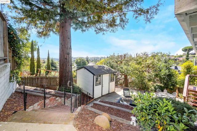 4329 Lawrence Dr, Castro Valley CA: https://media.crmls.org/mediaz/bf2f8ab9-4a4e-4e0b-bcec-3bf883c9b8cc.jpg