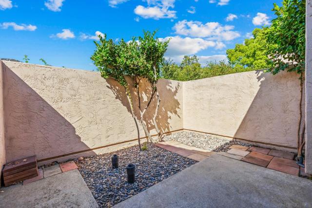 2092 Golden Circle Dr, Escondido CA: https://media.crmls.org/mediaz/bf30e1cf-3f4e-4e9e-82e5-064c9a297c60.jpg