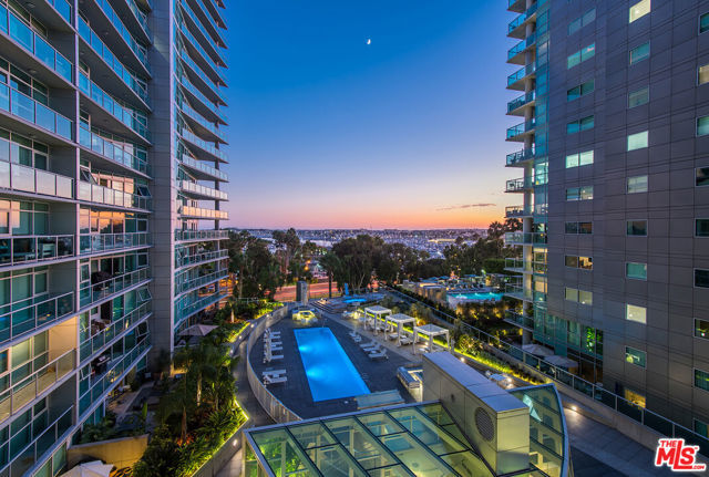 13600 Marina Pointe Drive, Marina del Rey CA: https://media.crmls.org/mediaz/bf3161f9-a458-4e75-a0c9-18f958d31f43.jpg